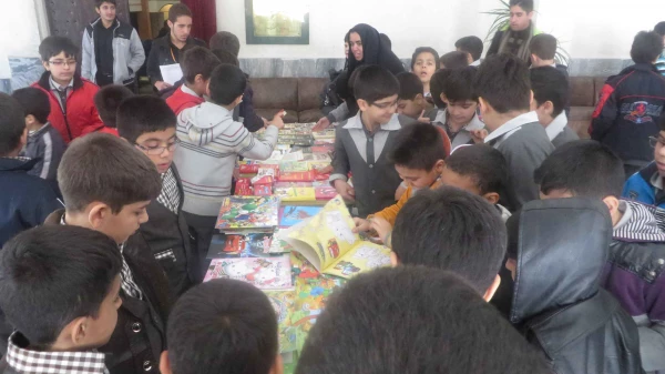 حضور دانش آموزان در سالن اکران فیلم جشنواره ی رشد