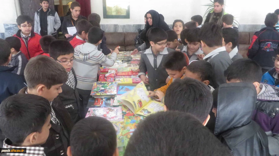 حضور دانش آموزان در سالن اکران فیلم جشنواره ی رشد