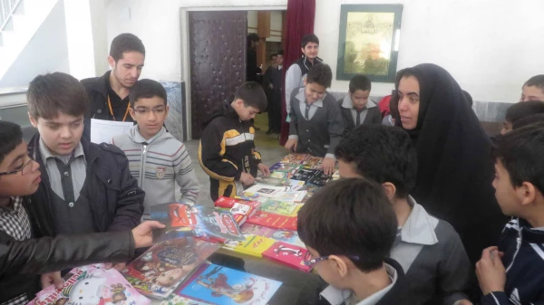 حضور دانش آموزان در سالن اکران فیلم جشنواره ی رشد