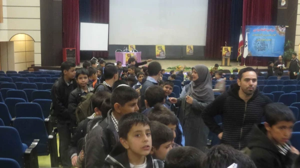 حضور دانش آموزان در سالن اکران فیلم جشنواره ی رشد