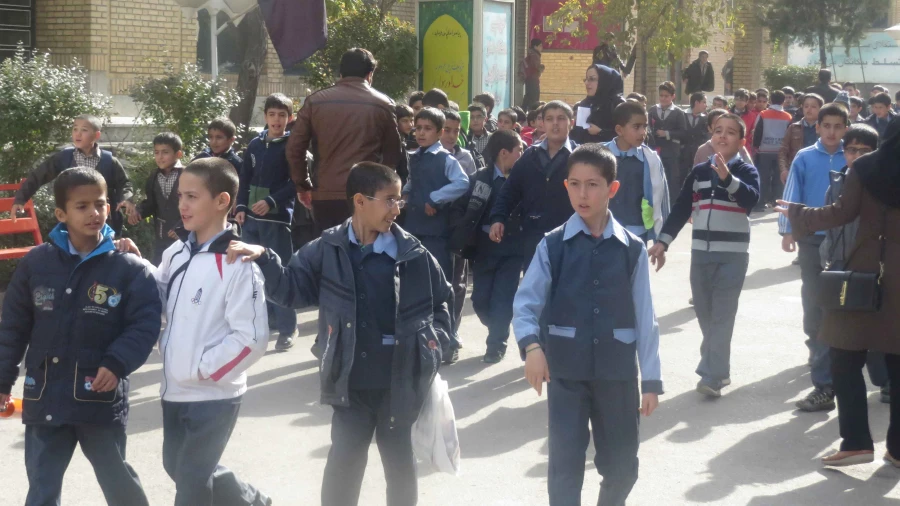 حضور دانش آموزان در سالن اکران فیلم جشنواره ی رشد