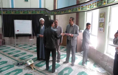 تقدیر از نفرات برتر مسابقات روبیک  و کتابخوانی (دختر شینا)