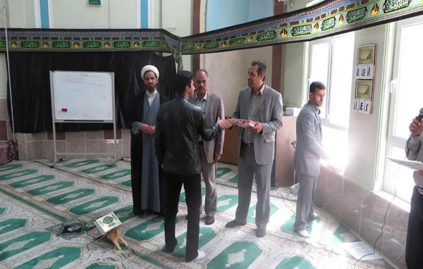 تقدیر از نفرات برتر مسابقات روبیک  و کتابخوانی (دختر شینا)