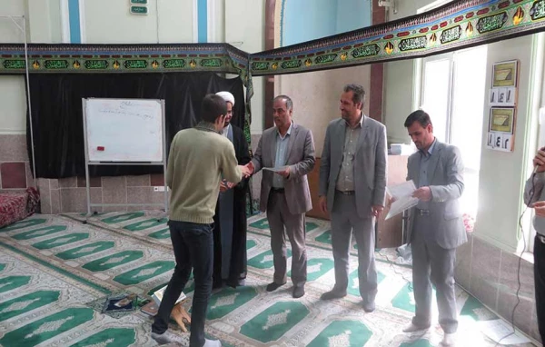 تقدیر از نفرات برتر مسابقات روبیک  و کتابخوانی (دختر شینا)