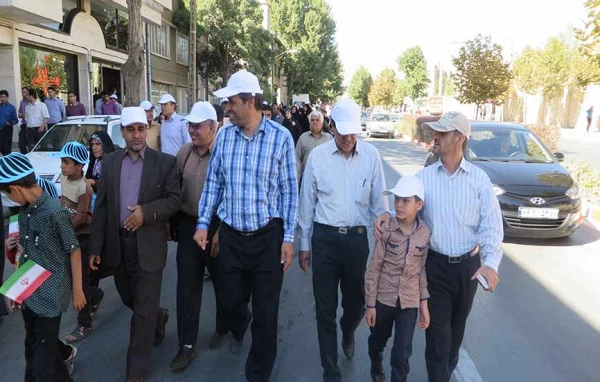 حضور مسئولین  و  اعضا هیات علمی و غیر هیات علمی و دانشجو معلمان دانشگاه فرهنگیان استان همدان در مراسم استقبال از ریاست محترم جمهور و هیات همراه