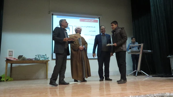 دکتر علیرضا علی صوفی سرپرست دانشگاه فرهنگیان همدان در جمع مردم و مسئولین شهر قروه درجزین:
در بخش بخش شعار اصلی انقلاب اسلامی، یعنی " استقلال، آزادی و جمهوری اسلامی " بار معنایی و تاریخی عمیقی نهفته است.