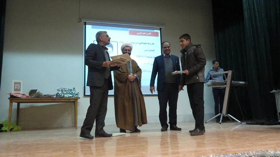 دکتر علیرضا علی صوفی سرپرست دانشگاه فرهنگیان همدان در جمع مردم و مسئولین شهر قروه درجزین:
در بخش بخش شعار اصلی انقلاب اسلامی، یعنی " استقلال، آزادی و جمهوری اسلامی " بار معنایی و تاریخی عمیقی نهفته است.