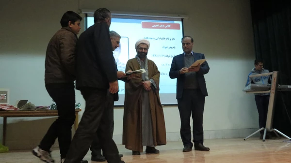 دکتر علیرضا علی صوفی سرپرست دانشگاه فرهنگیان همدان در جمع مردم و مسئولین شهر قروه درجزین:
در بخش بخش شعار اصلی انقلاب اسلامی، یعنی " استقلال، آزادی و جمهوری اسلامی " بار معنایی و تاریخی عمیقی نهفته است.