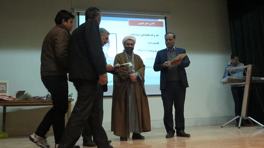 دکتر علیرضا علی صوفی سرپرست دانشگاه فرهنگیان همدان در جمع مردم و مسئولین شهر قروه درجزین:
در بخش بخش شعار اصلی انقلاب اسلامی، یعنی " استقلال، آزادی و جمهوری اسلامی " بار معنایی و تاریخی عمیقی نهفته است.