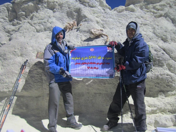 صعود گروه کوهنوردی دانشگاه فرهنگیان همدان به قله 5671 متری دماوند