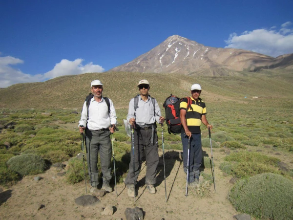 صعود گروه کوهنوردی دانشگاه فرهنگیان همدان به قله 5671 متری دماوند