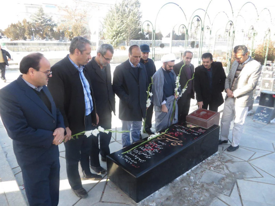 غبار روبی و عطرافشانی مزار شهید اکبر مقصودی و سایر شهدای گرانقدر در دهه مبارک فجر با حضور مسئولین دانشگاه فرهنگیان همدان