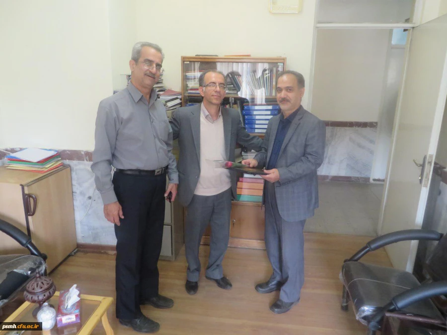 اهدا لوح سپاس و تقدیر از استادان جانباز دانشگاه فرهنگیان همدان.