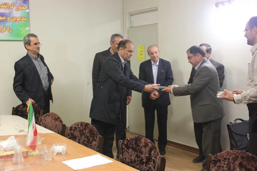 اهدا لوح سپاس و تقدیر از استادان جانباز دانشگاه فرهنگیان همدان.