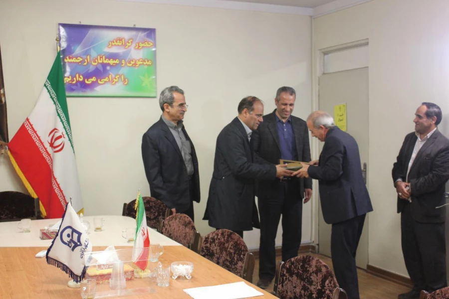 اهدا لوح سپاس و تقدیر از استادان جانباز دانشگاه فرهنگیان همدان.