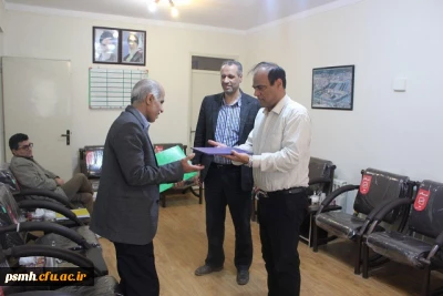 همزمان با هفته کتاب و کتابخوانی انجام شد:
اهدا 92 جلد کتاب به کتابخانه پردیس شهید مقصودی همدان به ارزش دو میلیون تومان از جانب خانواده مرحوم حاج تقی فرح پور