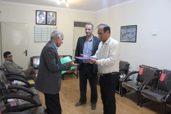 اهدا 92 جلد کتاب به کتابخانه پردیس شهید مقصودی همدان به ارزش دو میلیون تومان از جانب خانواده مرحوم حاج تقی فرح پور