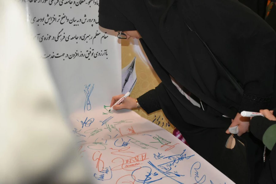 مطالبه گری دانشجو معلمان دانشگاه فرهنگیان همدان از ریاست محترم جمهور با امضای طوماری در حاشیه مراسم روز دانشجو