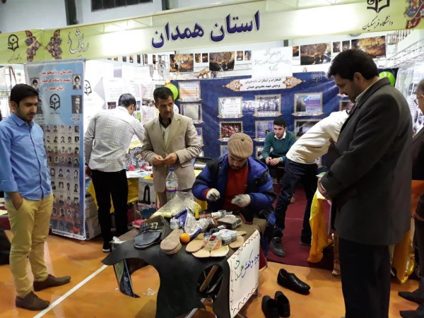 آماده سازی غرفه دانشگاه فرهنگیان همدان در چهارمین گردهمایی رویش در مشهد مقدس