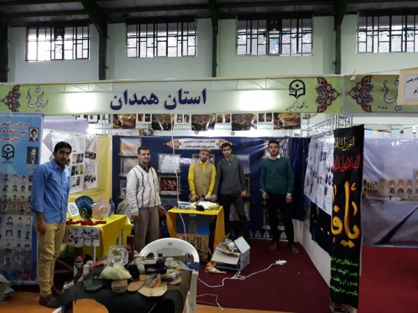 آماده سازی غرفه دانشگاه فرهنگیان همدان در چهارمین گردهمایی رویش در مشهد مقدس