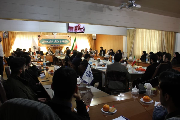 حجت الاسلام و المسلمین دادگر مسئول نهاد نمایندگی مقام معظم رهبری در دانشگاه فرهنگیان در جمع دانشجویان پردیس های همدان:

تردیدی نیست که دانشگاه فرهنگیان یا تربیت معلم مهمترین نهاد آموزشی درکشور است