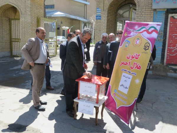 برپایی چادر کمک به سیل زدگان توسط کانون هلال احمر پردیس شهید مقصودی همدان