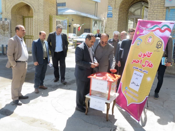 برپایی چادر کمک به سیل زدگان توسط کانون هلال احمر پردیس شهید مقصودی همدان