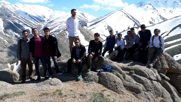 صعود دانشجو معلمان به ارتفاعات الوند و زیارت قبور شهدای گمنام دشت میشان به مناسبت گرامیداشت هفته سراهای دانشجویی