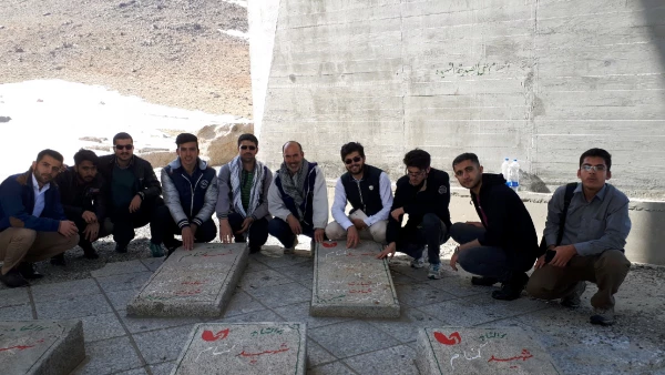 صعود دانشجو معلمان به ارتفاعات الوند و زیارت قبور شهدای گمنام دشت میشان به مناسبت گرامیداشت هفته سراهای دانشجویی