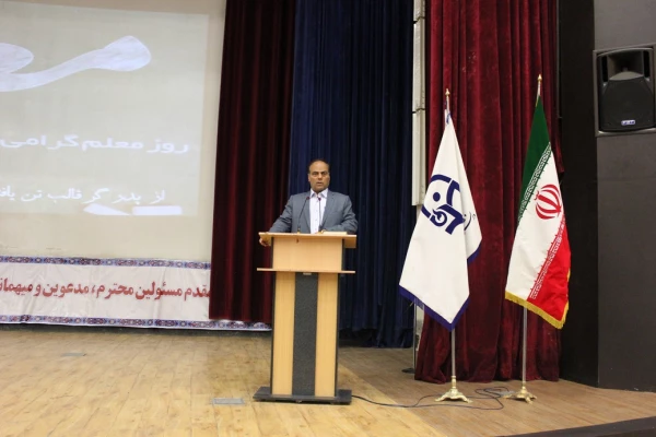 دکتر داریوش رحمانیان در مراسم بزرگداشت مقام معلم در دانشگاه فرهنگیان همدان:
معلمی وقتی با عشق همراه شود آفرینندگی به دنبال خواهد داشت