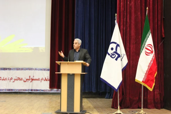 دکتر داریوش رحمانیان در مراسم بزرگداشت مقام معلم در دانشگاه فرهنگیان همدان:
معلمی وقتی با عشق همراه شود آفرینندگی به دنبال خواهد داشت