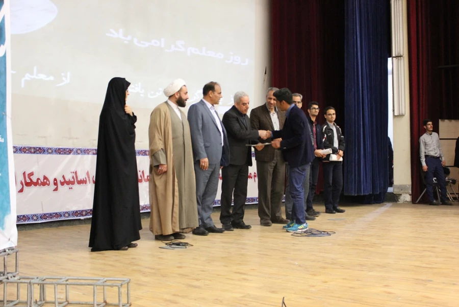 دکتر داریوش رحمانیان در مراسم بزرگداشت مقام معلم در دانشگاه فرهنگیان همدان:
معلمی وقتی با عشق همراه شود آفرینندگی به دنبال خواهد داشت