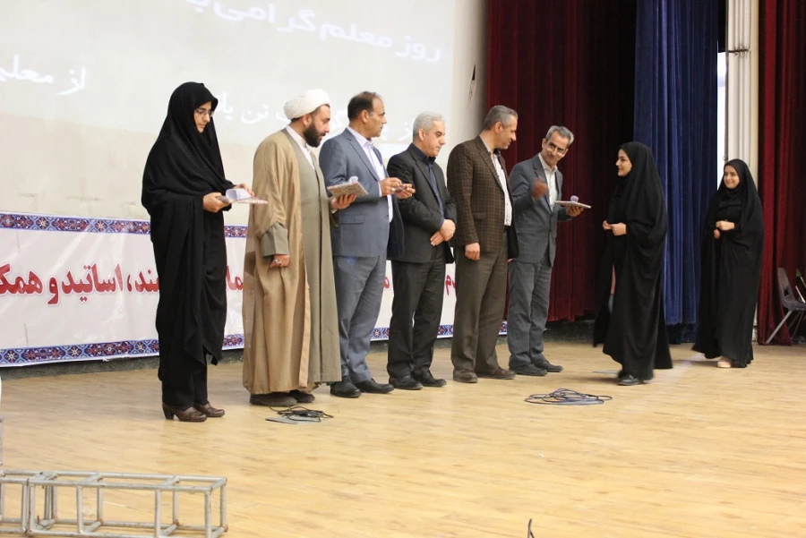 دکتر داریوش رحمانیان در مراسم بزرگداشت مقام معلم در دانشگاه فرهنگیان همدان:
معلمی وقتی با عشق همراه شود آفرینندگی به دنبال خواهد داشت