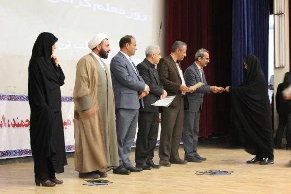 دکتر داریوش رحمانیان در مراسم بزرگداشت مقام معلم در دانشگاه فرهنگیان همدان:
معلمی وقتی با عشق همراه شود آفرینندگی به دنبال خواهد داشت