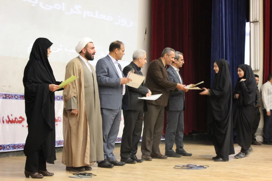 دکتر داریوش رحمانیان در مراسم بزرگداشت مقام معلم در دانشگاه فرهنگیان همدان:
معلمی وقتی با عشق همراه شود آفرینندگی به دنبال خواهد داشت