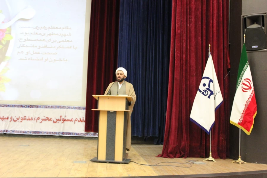 دکتر داریوش رحمانیان در مراسم بزرگداشت مقام معلم در دانشگاه فرهنگیان همدان:
معلمی وقتی با عشق همراه شود آفرینندگی به دنبال خواهد داشت