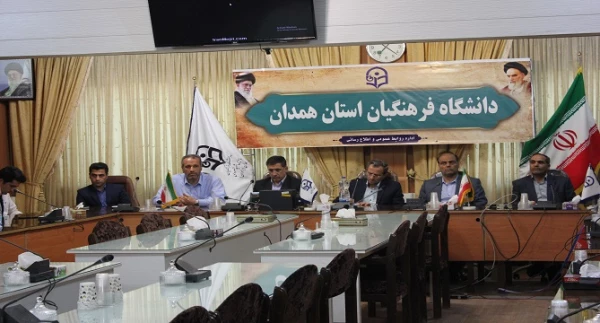 دکتر طاهری نیا معاون پژوهشی و فناوری دانشگاه فرهنگیان در جمع دبیران کانون ها، تشکل ها و انجمن های علمی پردیس های استان همدان مطرح کرد:
برنامه های پژوهشی برای دانشجو معلمان در شش حوزه تدوین و برنامه ریزی شده است