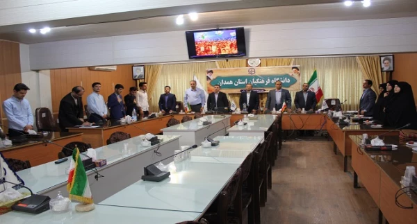 دکتر طاهری نیا معاون پژوهشی و فناوری دانشگاه فرهنگیان در جمع دبیران کانون ها، تشکل ها و انجمن های علمی پردیس های استان همدان مطرح کرد:
برنامه های پژوهشی برای دانشجو معلمان در شش حوزه تدوین و برنامه ریزی شده است