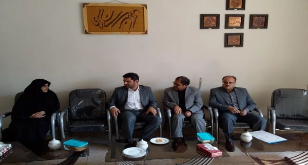 بنده یک معلم زاده هستم و همیشه برای این کسوت ارادت و احترام خاصی قائلم و در حد توان آماده ی خدمتگزاری ام  3