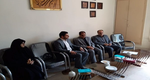 بنده یک معلم زاده هستم و همیشه برای این کسوت ارادت و احترام خاصی قائلم و در حد توان آماده ی خدمتگزاری ام  5