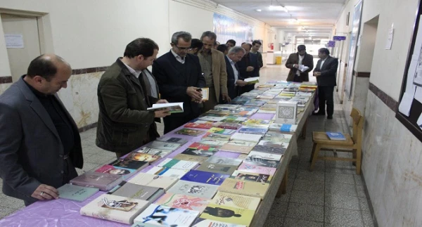 برنامه سخنی با کتاب در حضور مسئولین، اعضای هیات علمی و دانشجو معلمان 17